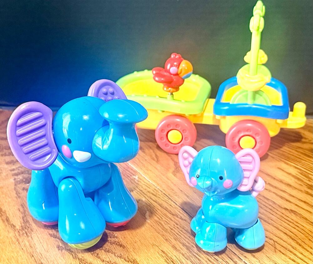 Fisher-Price Amazing Animals Elephant Mommy & Baby train click clack set